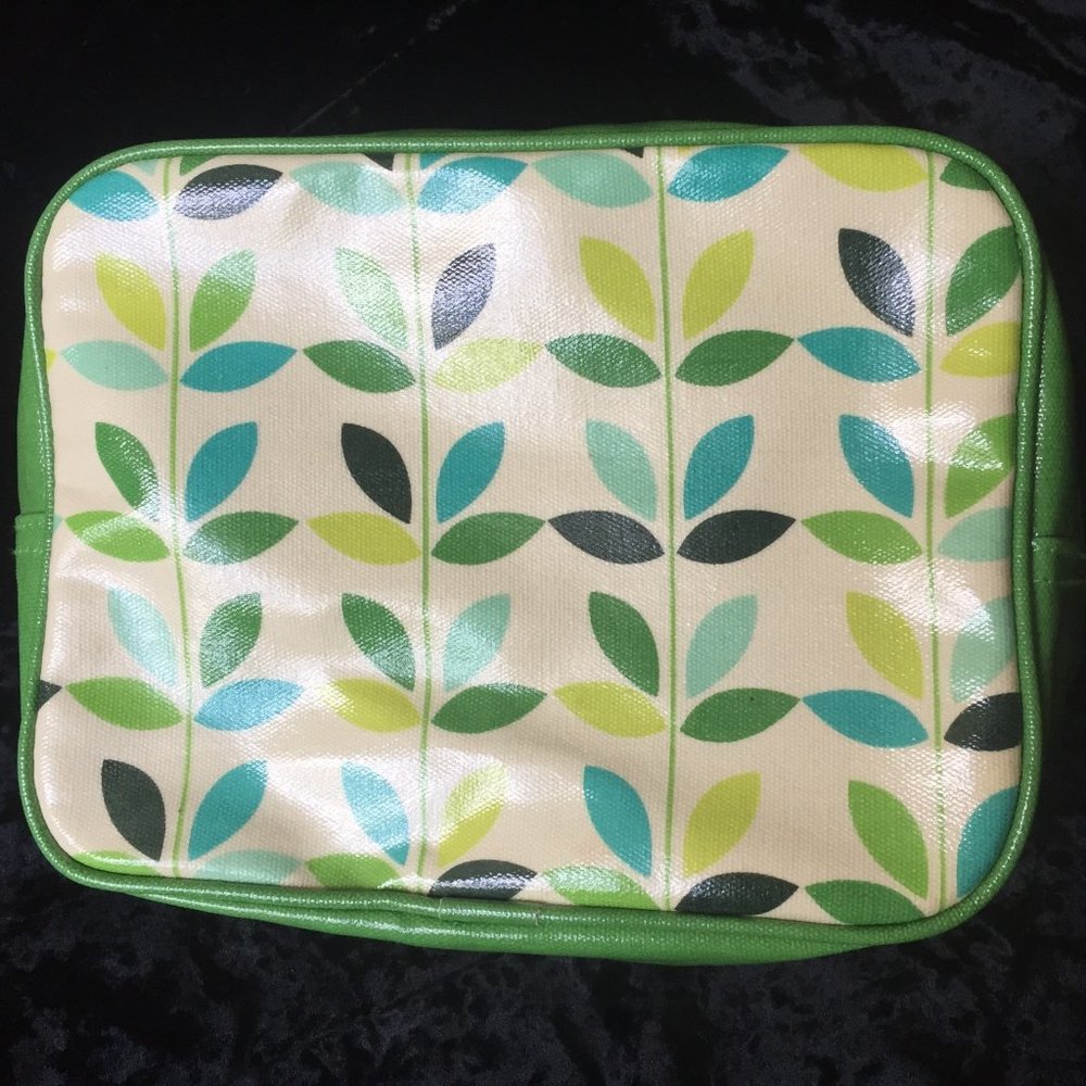 Bath & Body Works green makeup bag